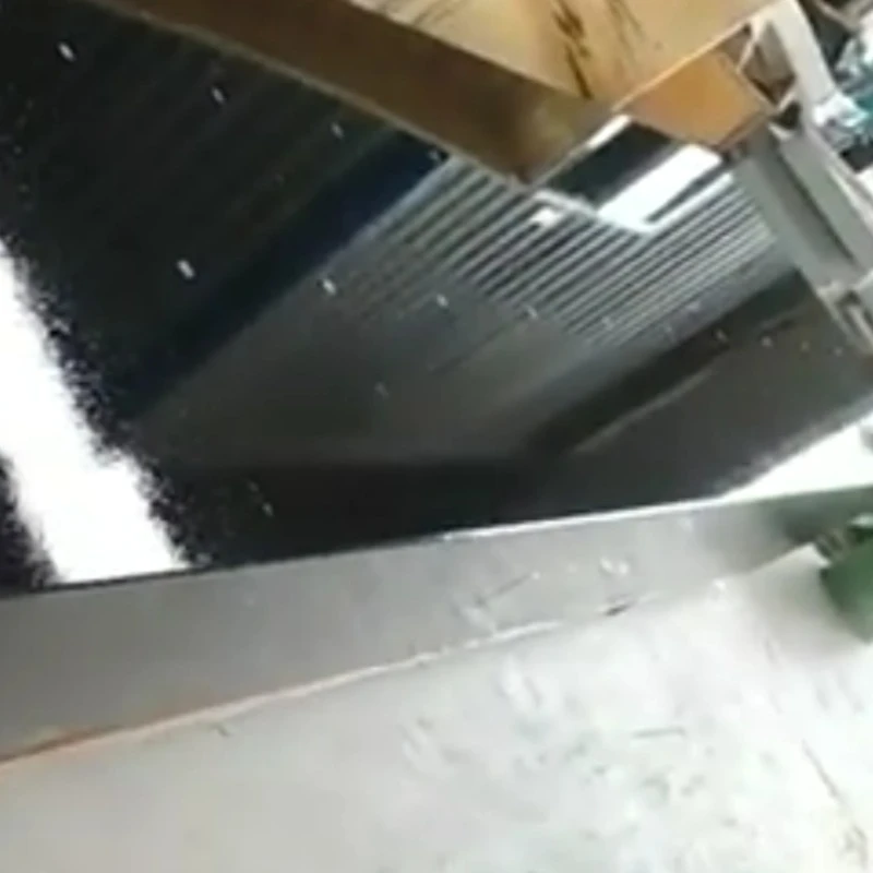 Obuwanvu bwa mita 4 n’obuwanvu bwa mita 0.5 obuwanvu obuyingiziddwa mu kifo kya granite kisindikibwa .