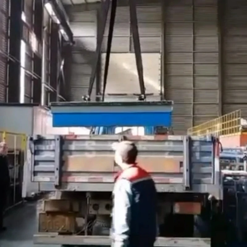 Ekifo eky’ekyuma ekisuuliddwa kitikkiddwa ku mmotoka okusindikibwa .